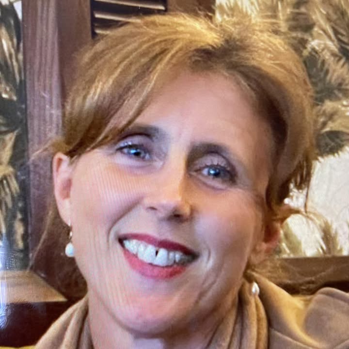 Hélène — Directrice